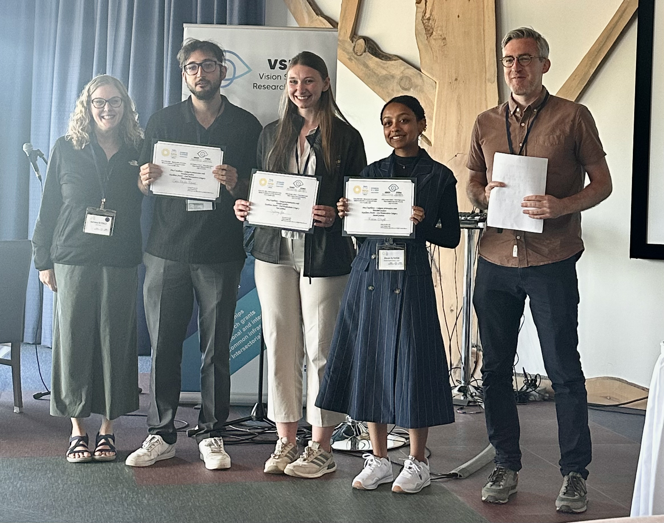 Photo de Razan Eltayeb et des autres lauréats des prix de la meilleure présentation orale